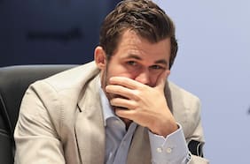 Con un golpe al tablero: el momento de furia de Magnus Carlsen tras perder ante Gukesh D
