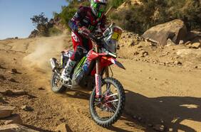 Pablo Quintanilla y José Ignacio Cornejo se mantienen en el Top 10 de las motos en el Dakar