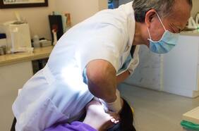 El 90% de los chilenos tiene esta enfermedad dental y científicos descubren su origen evolutivo