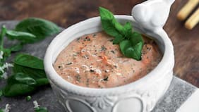 Dip de queso de cabra con tomate deshidratado y albahaca