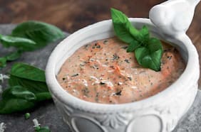 Dip de queso de cabra con tomate deshidratado y albahaca