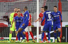 Charles Aránguiz anota de cabeza en derrota del Leverkusen ante Friburgo