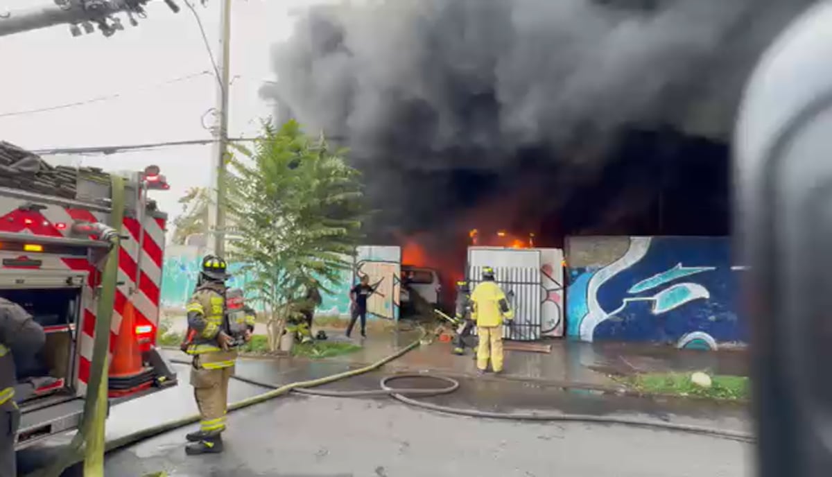Incendio en Estación Central deja 20 damnificados y destruye ocho buses en taller mecánico — image 2