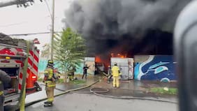 Incendio afecta viviendas y buses en Estación Central: Bomberos trabaja con 12 compañías
