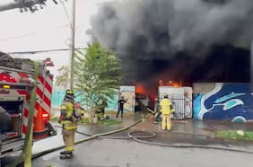 Incendio afecta viviendas y buses en Estación Central: Bomberos trabaja con 15 compañías