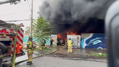 Incendio afecta viviendas y buses en Estación Central: Bomberos trabaja con 12 compañías