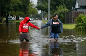 Autoridades ordenan evacuación obligatoria de área metropolitana de Houston ante una “ola de inundaciones”