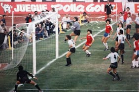 24 de marzo: Jorge Aravena convierte el gol imposible en el triunfo 2-0 de la Roja sobre Uruguay (1985)