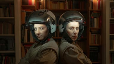 “El espacio de Acá”: actriz palestina y actriz judía comparten escena en obra que cruza memoria, mito y relato presente