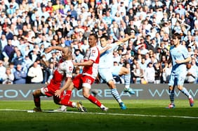 Escándalo en Inglaterra: árbitro habla de conspiración en uno de los títulos de Manchester City en la Premier League