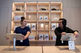 Las ganancias de la matriz de Facebook, Meta, se quedan cortas mientras se acelera la caída de los ingresos