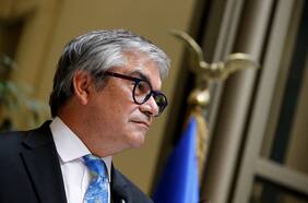 Ministro Mario Marcel estima que el paro de camioneros tiene un impacto limitado en la economía