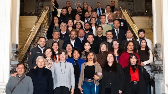Oposición da muestras de unidad ante megarreforma: senadores y alcaldes se reúnen y acuerdan defender recursos municipales