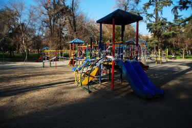 Juegos infantiles clausurados en el Parque Forestal de Santiago. Foto referencial.