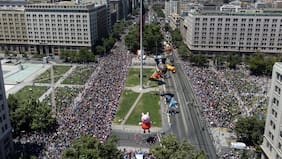 Paris Parade 2025 reúne a más de un millón de personas y 1.000 artistas en Santiago