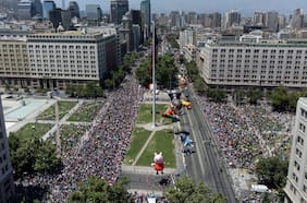 Paris Parade 2025 reúne a más de un millón de personas y 1.000 artistas en Santiago