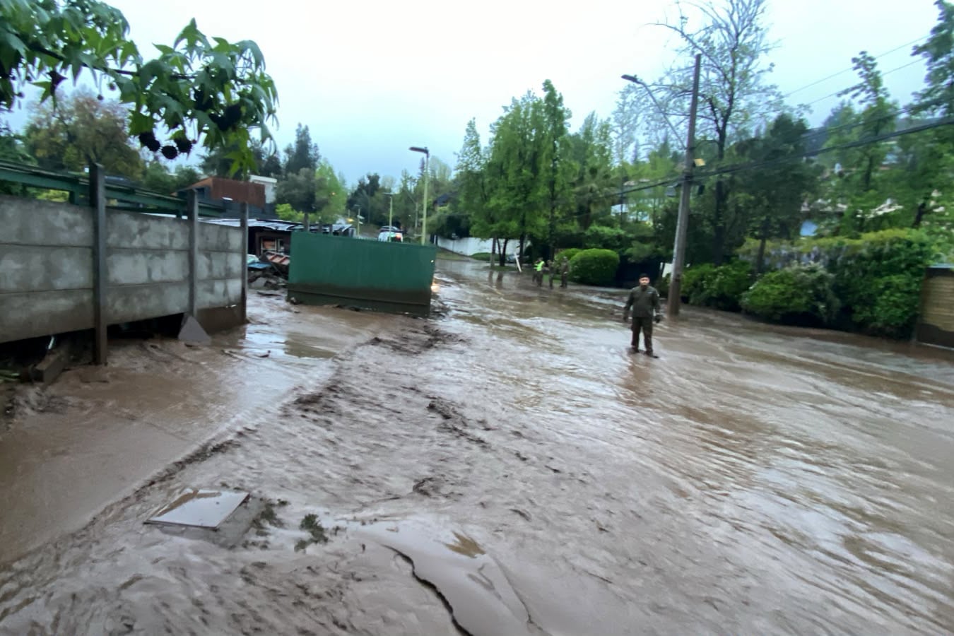 La “zona cero” del aluvión en Las Condes que inundó clínicas, casas y arrastró autos