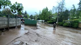 La “zona cero” del aluvión en Las Condes que inundó clínicas y arrastró autos