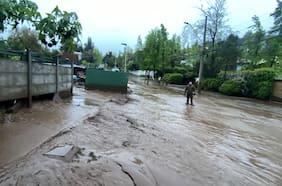 La “zona cero” del aluvión en Las Condes que inundó clínicas, casas y arrastró autos