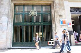 Líos de platas: cuatro Seremis de Educación ficharon a empresa cuestionada por contratos con Conadi pese a investigación de Fiscalía y Contraloría