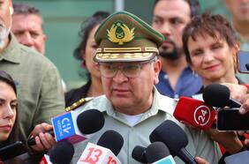 Sin discursos críticos y escoltado por Tohá: la visita del general Yáñez a la familia de la sargento asesinada