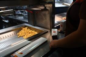 Por el Día de la Niñez: seremi de Salud RM fiscaliza locales de comida rápida y advierte los peligros del uso de aceites reutilizados