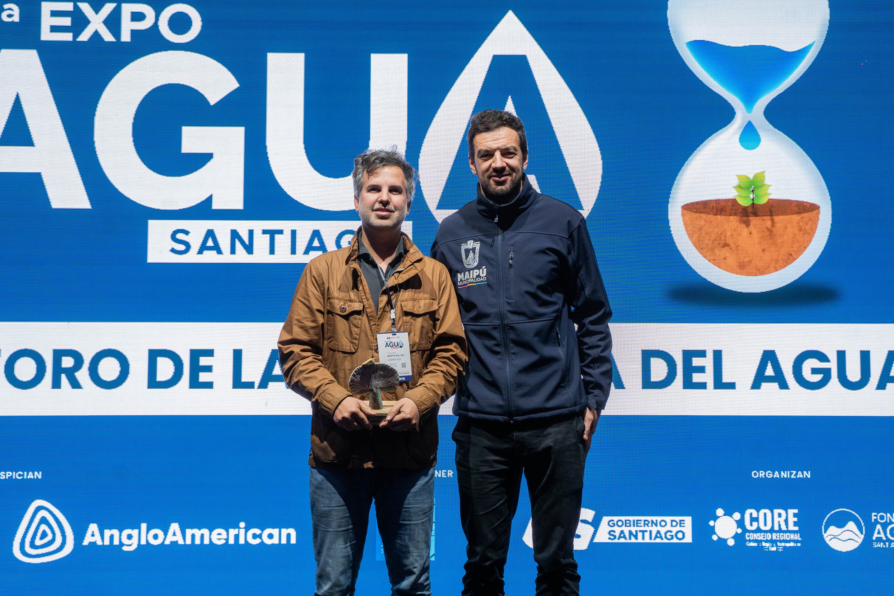 Martín del Río, fundador y director de Ladera Sur, premio “La Voz del Agua” y Tomás Vodanovic, alcalde de Maipú, premio “Liderazgo Público”.