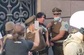 Detienen a miembro de “La Vanguardia” en medio de manifestaciones en el centro de Santiago