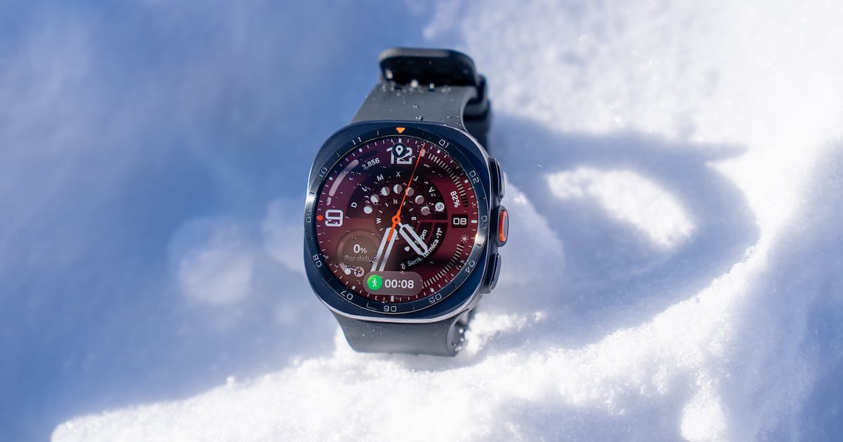 Ardilla Álvarez probó el Galaxy Watch Ultra2 en un salto a 300 km/h sobre Valle Nevado - La Tercera
