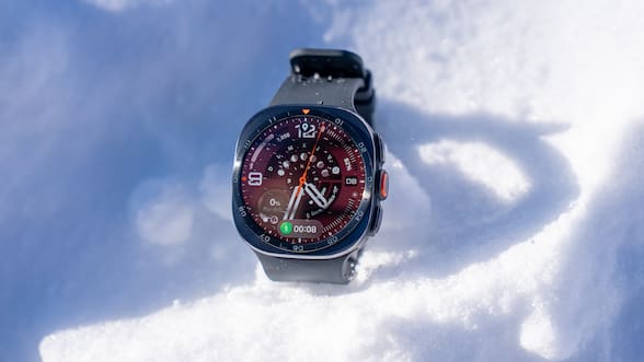 Ardilla Álvarez probó el Galaxy Watch Ultra2 en un salto a 300 km/h sobre Valle Nevado