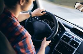 ¿Cuál es el asiento del auto más seguro para que viaje un menor de edad?