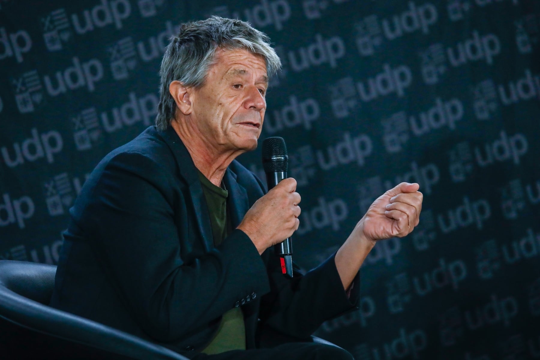 Las frases de Emmanuel Carrère en Chile: “Si ser moderado o socialdemócrata es una rareza, me hago cargo del cumplido”