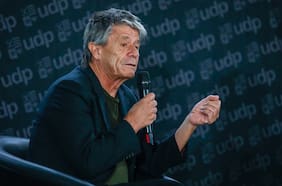 Las frases de Emmanuel Carrère en Chile: “Si ser moderado o socialdemócrata es una rareza, me hago cargo del cumplido”