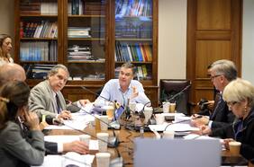 Senado mete presión a Comisión de Gobierno y pone en tabla reforma para permitir elección de dos días