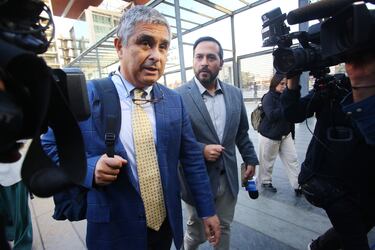 Se realiza audiencia de revisión de medidas cautelares del abogado Luis Hermosilla. El defensor Juan Pablo Hermosilla dialogó con la prensa al llegar al Centro de Justicia.