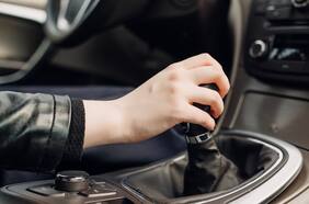 ¡Saca la mano de la palanca de cambios!