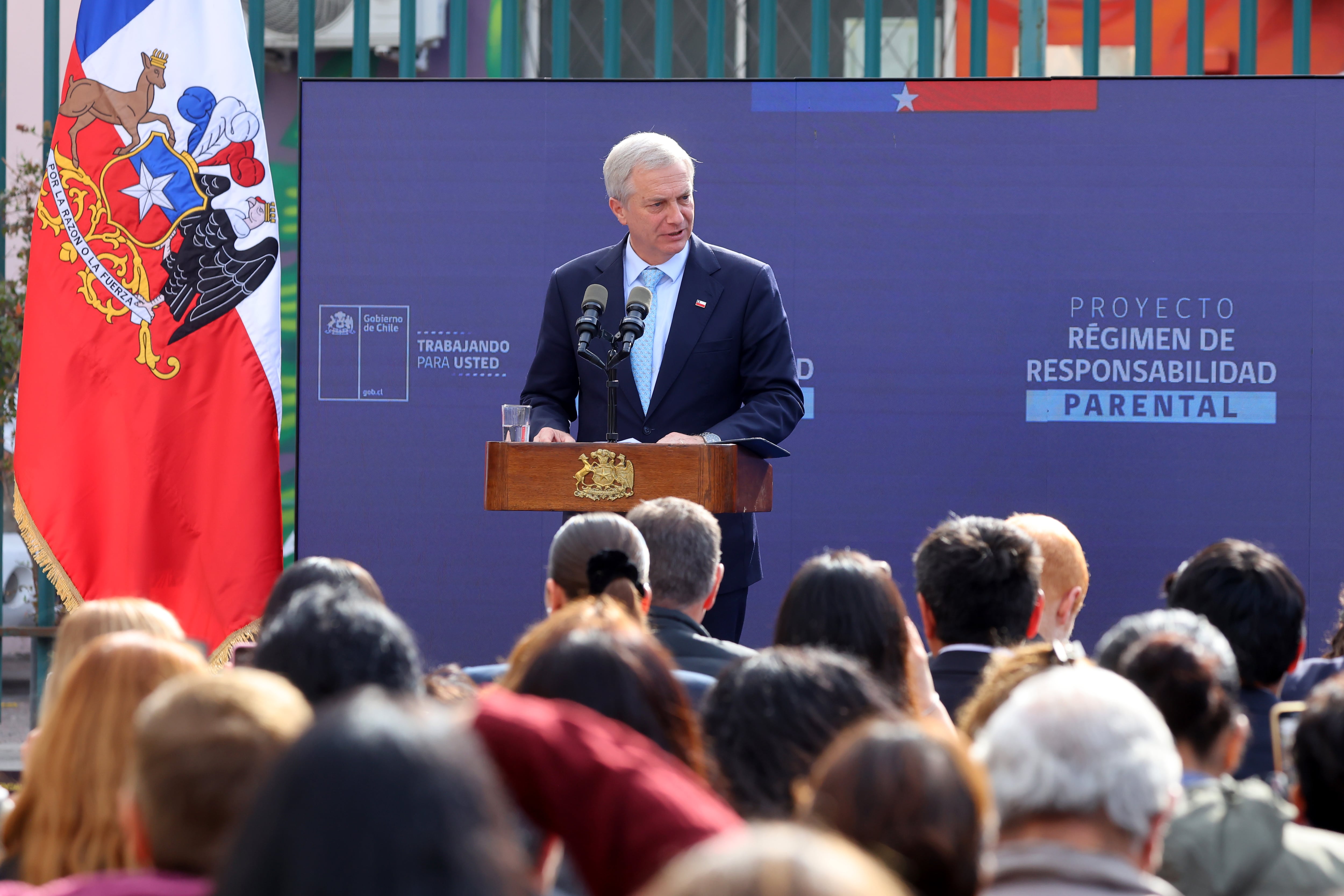 Kast firma proyecto de responsabilidad parental y anticipa: "Esto va a generar discusión, pero nosotros no podemos permitir la irresponsabilidad"
