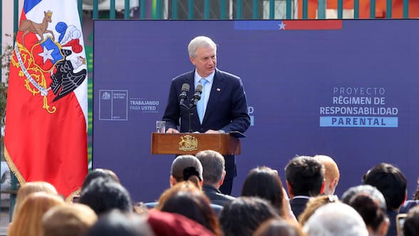 Kast firma proyecto de responsabilidad parental y anticipa: “Esto va a generar discusión, pero nosotros no podemos permitir la irresponsabilidad”
