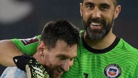 “Para mí, por lejos, el mejor futbolista de la historia”: el elogio definitivo de Claudio Bravo a Lionel Messi
