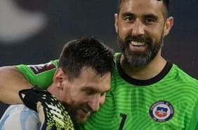 “Para mí, por lejos, el mejor futbolista de la historia”: el elogio definitivo de Claudio Bravo a Lionel Messi