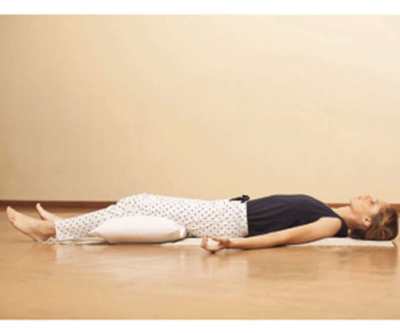 7 posturas de yoga para dormir bien para gente que no hace yoga La Tercera