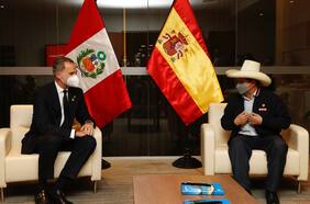 El rey Felipe VI se reúne con Pedro Castillo en la víspera del cambio presidencial en Perú