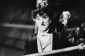 Cine y circo: Sala Cine UC inicia ciclo con películas de Chaplin y Álex de la Iglesia