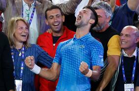 Djokovic explica su preocupante celebración tras ganar el Australian Open: “Me he derrumbado”