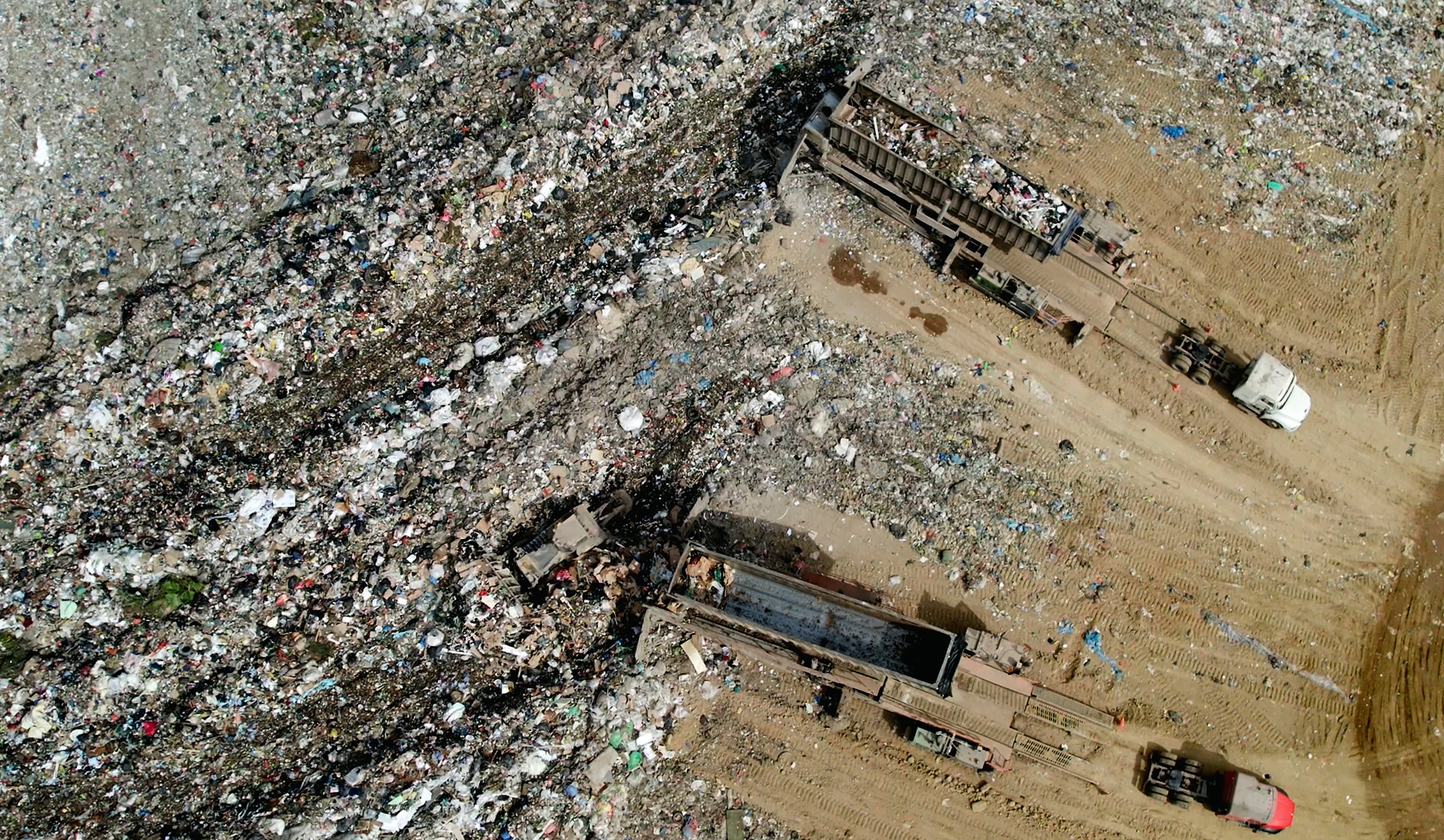 01 - 09 - 2021
VERTEDERO SANTA MARTA
IMAGENES DE VIDEO DRON
RODRIGO BACIGALUPE / LA TERCERA
RELLENO SANITARIO - BASURAL - BASURA - BOTADERO - COMUNA - TALAGANTE - VISTAS GENERALES - VISTAS AEREAS
