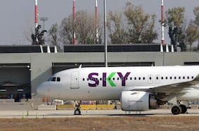 Sky Airlines a dar explicaciones: Sernac cita a declarar a la empresa tras registrar un aumento en los reclamos