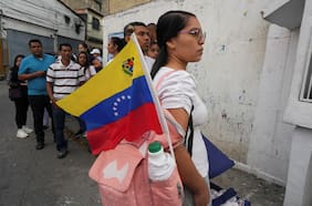 Venezolanos votan en elecciones presidenciales en medio de cuestionamientos