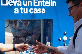 Entel lleva la entretención a las calles con su Máquina de Peluches