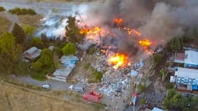 Combaten incendio en basural de Maipú con riesgo de propagación a viviendas