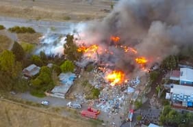 Combaten incendio en basural de Maipú con riesgo de propagación a viviendas